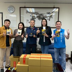 頭頂多盞燈 暗夜值勤無所懼