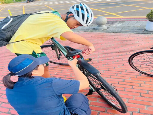 台南警贈學童腳踏車尾燈 提升夜間騎乘安全