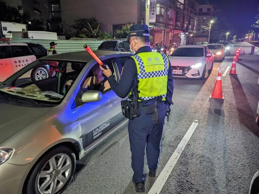 車牌照燈損壞沒亮 遭警攔查意外發現酒駕