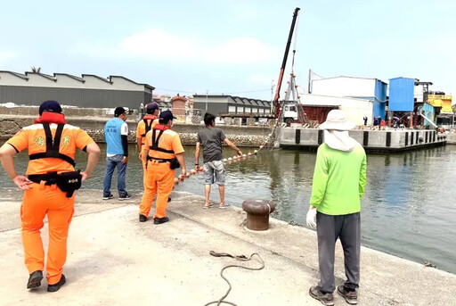 高雄市政府海洋局舉辦漂流木攔木網演練