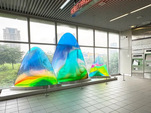 中捷文心森林站公共藝術品吸引乘客停駐片刻