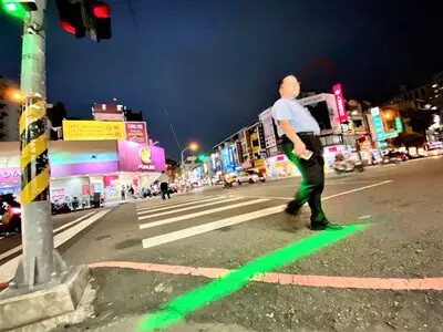 中市過馬路要刷條碼 交通局設地板紅綠燈