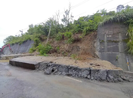 台南龍崎擋土牆倒塌 歸仁道路積水搶修中