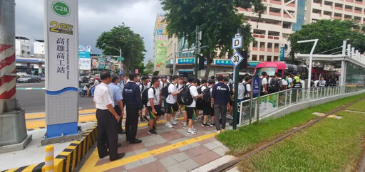 開學首日 吳嘉昌關心輕軌沿線學生疏運