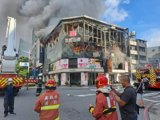 高雄市區婚紗店大火！大批警消人員搶救中