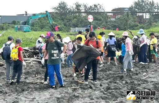 台電大林發電廠舉辦小港區鳳鼻頭海灘淨灘