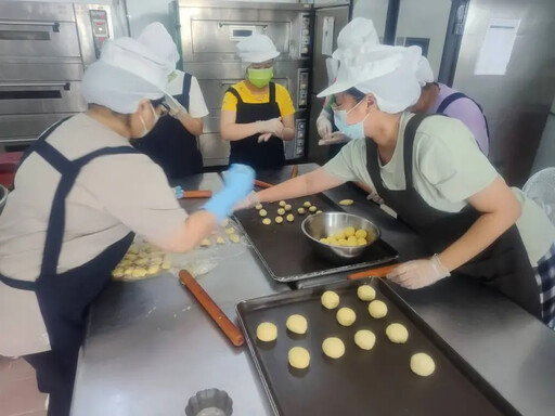 喜願家園院生製做月餅內餡包入愛心