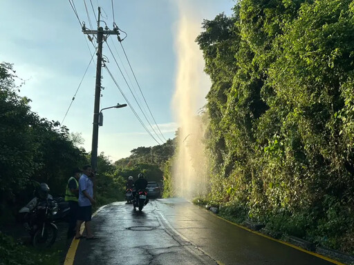 柴山湧噴泉！原來是女子開車撞斷減壓閥