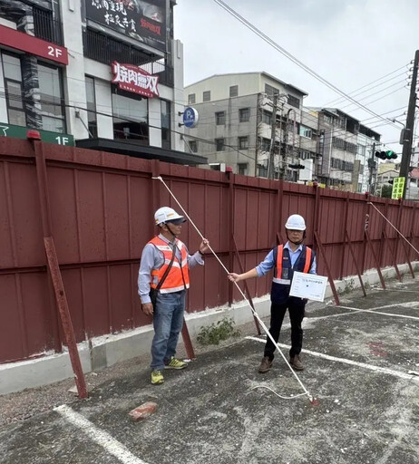 綠巨人隧道備戰 輕軌沿線雨豆樹加固防颱