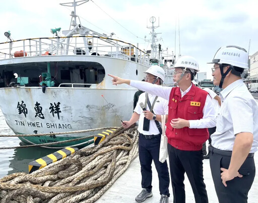 高市府秘書長郭添貴視察前鎮漁港防颱情形