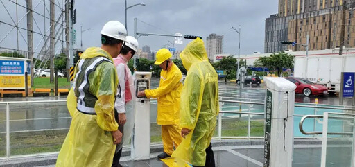 風雨無阻 吳嘉昌檢視輕軌車站與雨豆樹加固