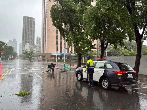 山陀兒強風吹倒高雄路樹及號誌桿 無人傷亡