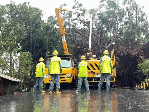 高雄14萬戶停電台電跨區搶修拚今夜復電5成