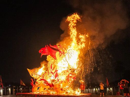 左營萬年季壓軸「火獅燒化」共祈國泰民安