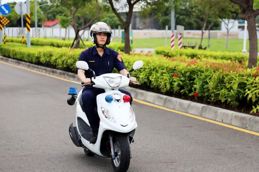 高雄小鮮肉警現身示範 行車不超速、不搶快