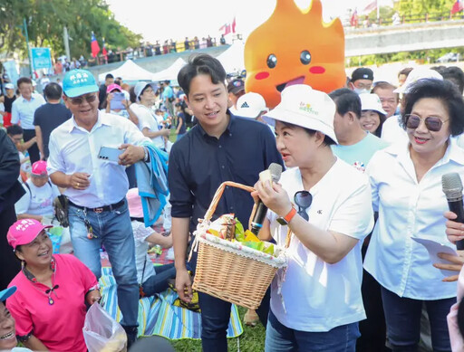 中市民野餐日登場 盧秀燕備零食與民眾分享