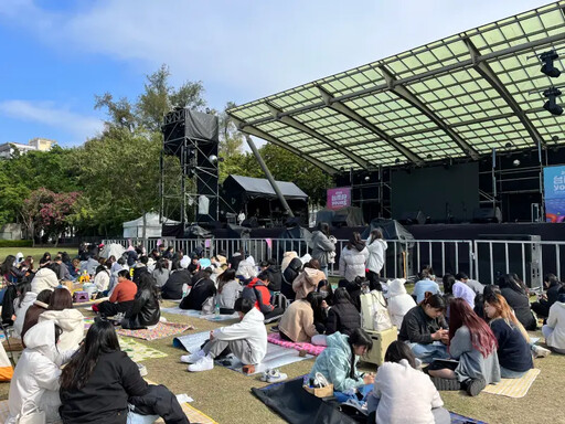 堅守南瀛草地音樂會 南市執行清場送暖暖包