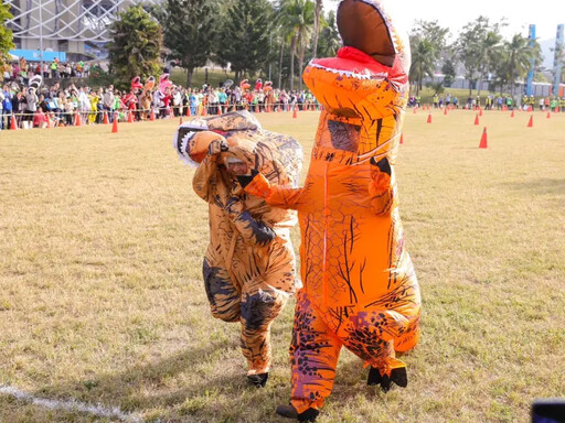 高雄富邦馬拉松恐龍競速狂奔 寵物路跑萌翻