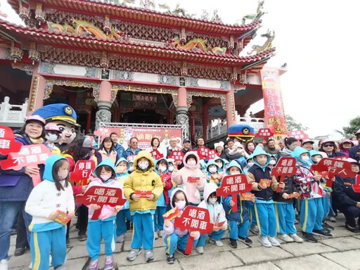 烏日警交安宣導「紅包牆」吸睛 民眾玩到嗨