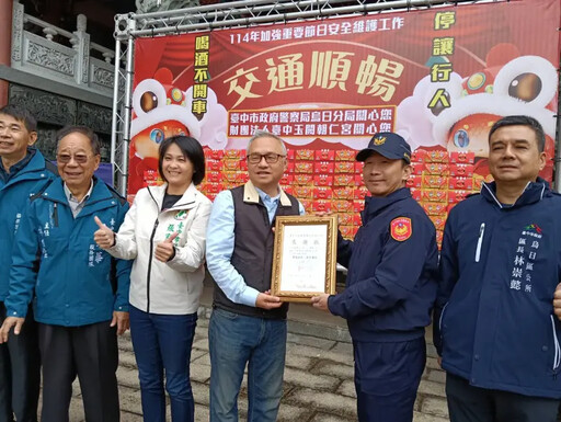 烏日警交安宣導「紅包牆」吸睛 民眾玩到嗨