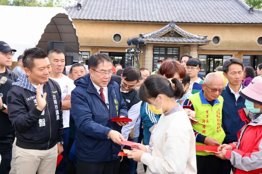 新化年貨大街登場 黃偉哲邀大家FUN心買