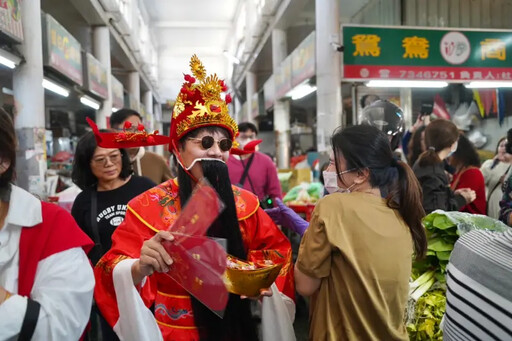 屏東中央市場財神送紅包春聯 年味十足