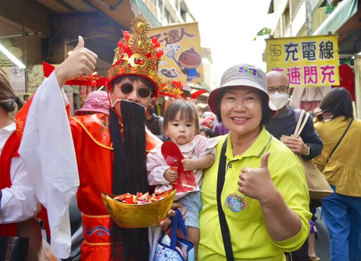 屏東中央市場財神送紅包春聯 年味十足