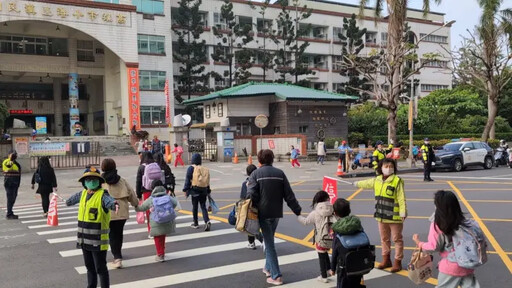 開學首日 雄警總動員加強護童及安全宣導