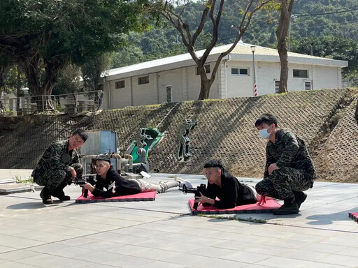 高市少年隊陪同青少年體驗國防事務