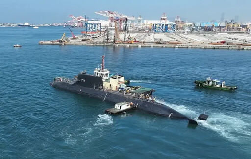 台船承造海鯤號潛艦完成傾側及準潛航試驗