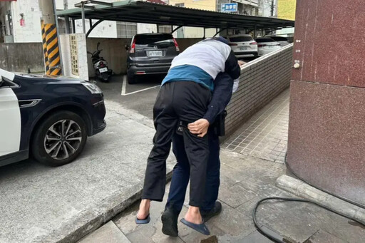 電動代步車故障 潮州警親背老翁協助返家