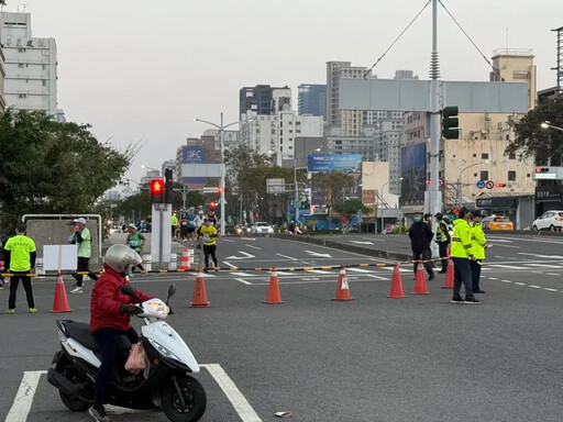 全國半馬高雄場 雄警採分段逐步解封管制