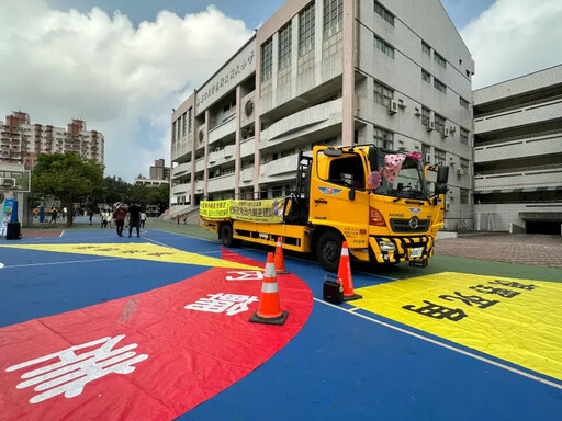 學童登大型車駕駛座 驚呼死角真的看不到