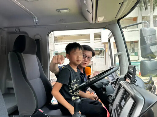 學童登大型車駕駛座 驚呼死角真的看不到