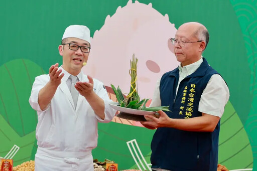 陳其邁現身三鳳中街親手包粽迎端午