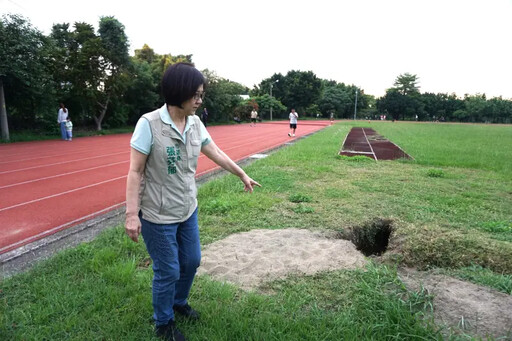 霧峰運動場野狗築巢、破損 民眾批市府忽視