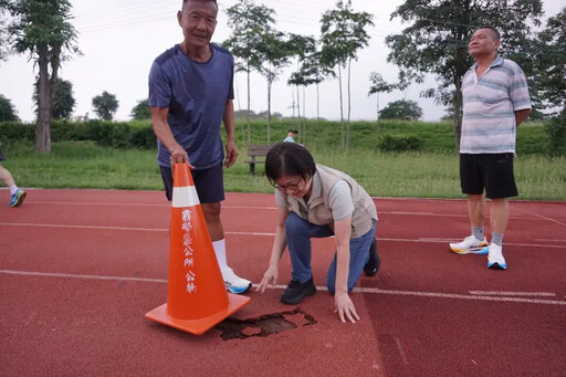 霧峰運動場野狗築巢、破損 民眾批市府忽視