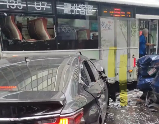 汽車暴衝!78歲老董:定期保養.踩煞車沒用