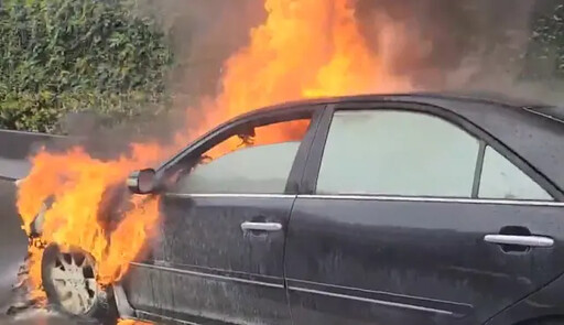 國一傳火燒車.濃煙猛竄!駕駛急停路肩逃生