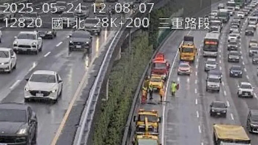 國一傳火燒車.濃煙猛竄!駕駛急停路肩逃生