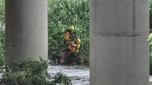 暴雨狂炸台中!釣客困沙洲.消防隊空降救援