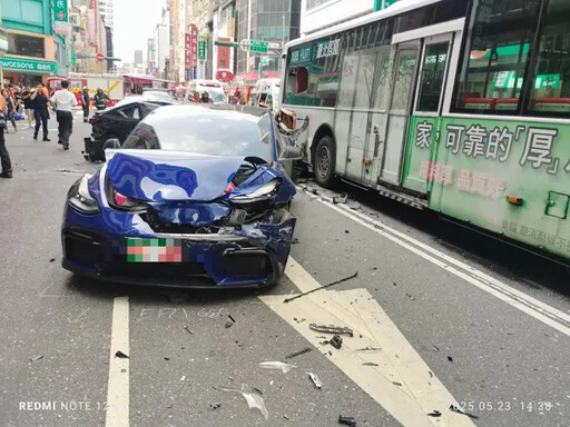 老董撞爛特斯拉!車主控:家屬失聯.掛電話