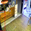 別人的愛心捐款 滿足石膏男的生活所需