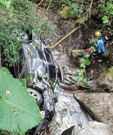 載德國友人赴大雪山遊玩 衝落15m深山谷