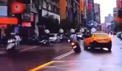 計程車突鬼切左轉 直行騎士遭輾驚悚畫面曝