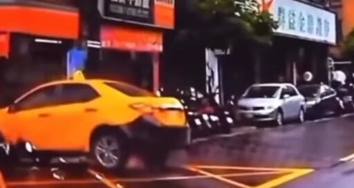 計程車突鬼切左轉 直行騎士遭輾驚悚畫面曝