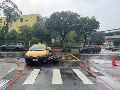 計程車突鬼切左轉 直行騎士遭輾驚悚畫面曝
