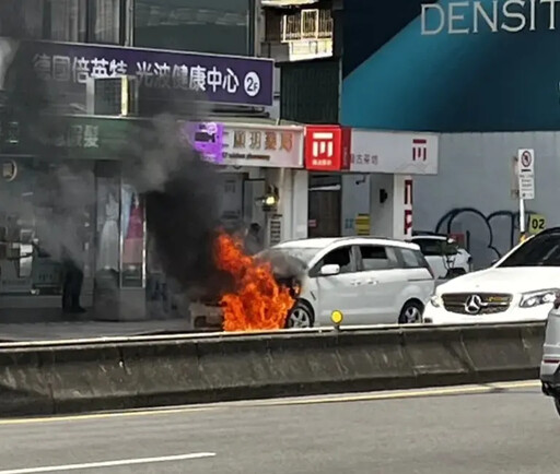 統一時代百貨對街突發火燒車!汽車引擎竄火