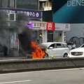 統一時代百貨對街突發火燒車！汽車引擎竄火
