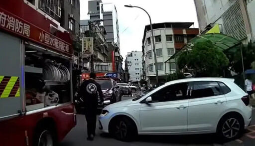 消防車救火擋路!婦人逼車、狂按喇叭又怒吼